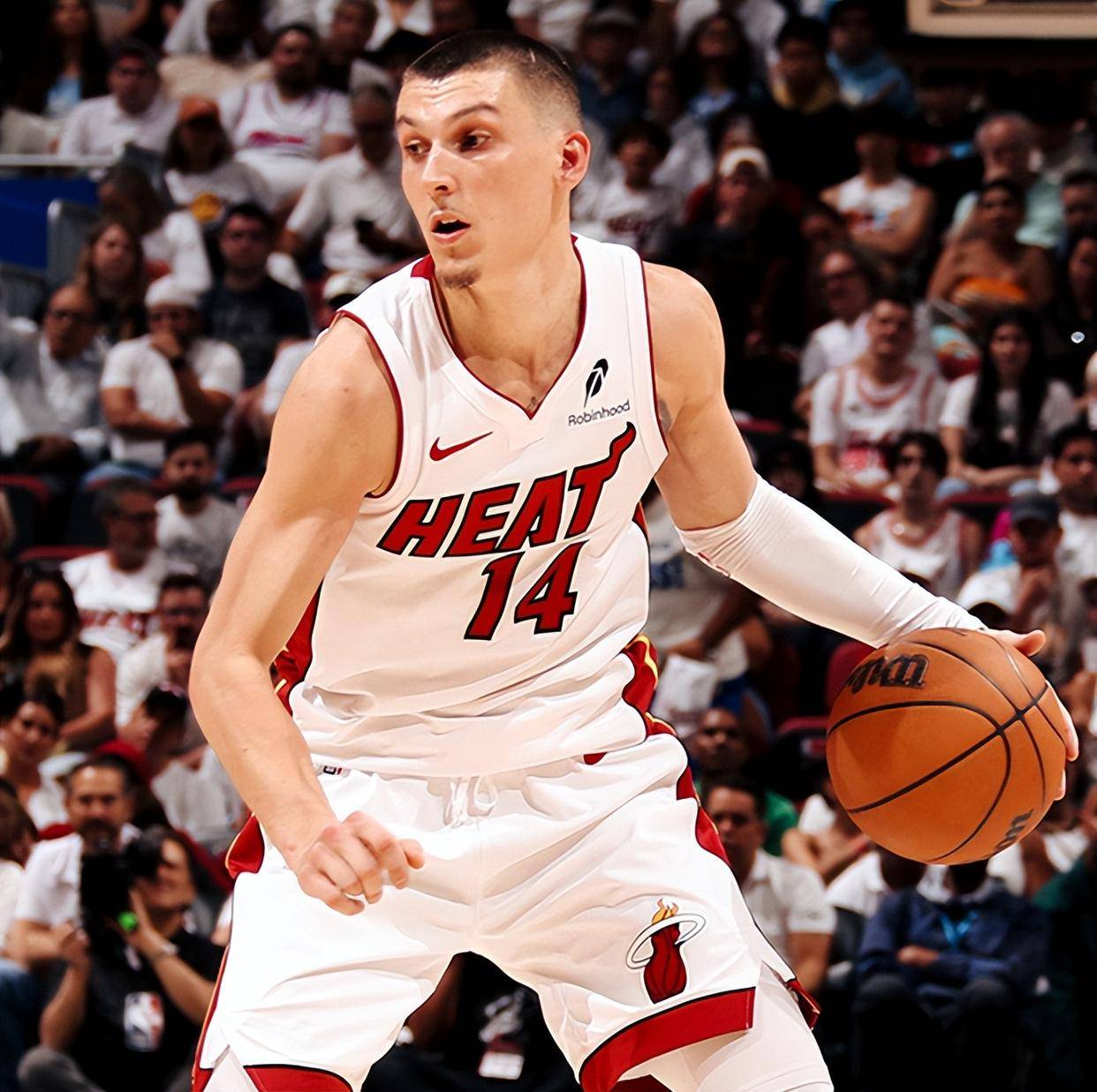 开云体育手机客户端下载-热火观众热烈欢呼！，莱万多夫斯基迎来五赛季出色发挥比赛高潮迭起的简单介绍